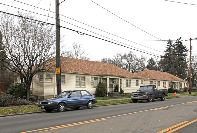 5027-5043 SE Woodstock Blvd in Portland, OR - Building Photo - Building Photo