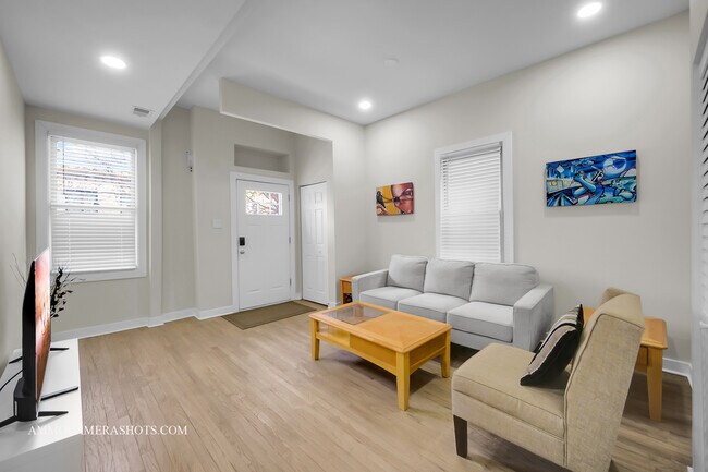 814 S Leavitt St, Unit #2 in Chicago, IL - Foto de edificio - Building Photo