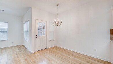 827 Forest Ivy Ln in Houston, TX - Foto de edificio - Building Photo