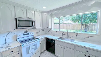7403 Breccia Dr in Houston, TX - Building Photo - Building Photo