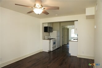 1019 Haynes St in San Marcos, TX - Foto de edificio - Building Photo