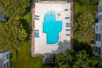 Bordeaux Village Condominiums in Tampa, FL - Building Photo - Building Photo