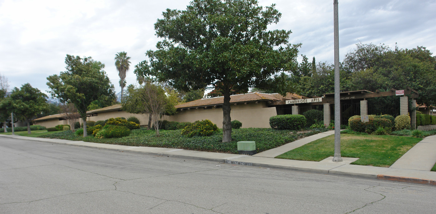 Cambridge in Claremont, CA - Foto de edificio