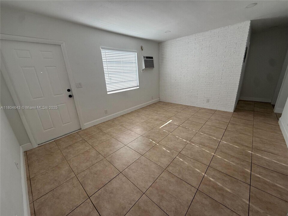 504 NW 7th Ct in Hallandale Beach, FL - Foto de edificio