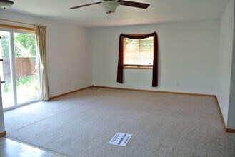 608 Dove Pl in Philomath, OR - Building Photo - Building Photo
