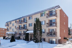 666 Du Trait-Carré Ch in Laval, QC - Building Photo