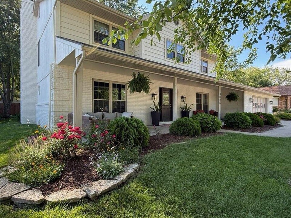 1025 Heatherwood Dr in O'Fallon, IL - Building Photo