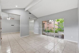 4702 N Cashel Cir in Houston, TX - Foto de edificio - Building Photo