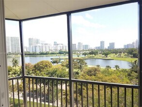 3475 N Country Club Dr, Unit 805 in Aventura, FL - Building Photo - Building Photo