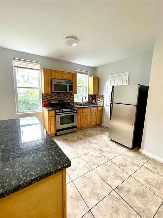 35 W 47th St in Bayonne, NJ - Building Photo