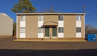 Lyngate Apartments in West Columbia, SC - Building Photo