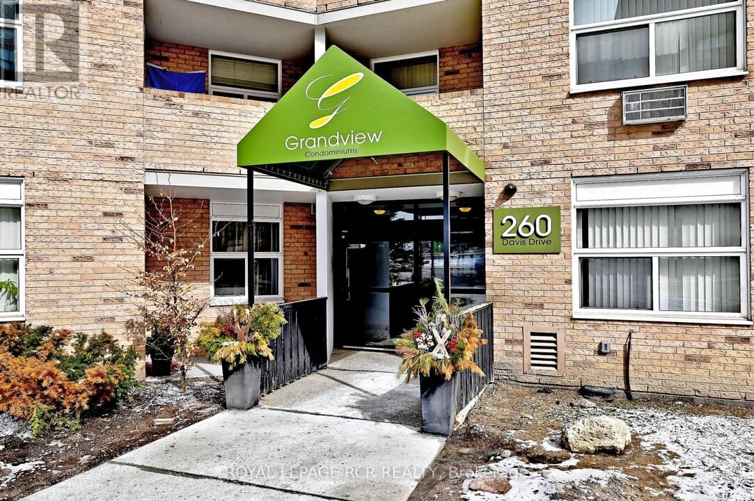 260 Davis Dr in Newmarket, ON - Building Photo