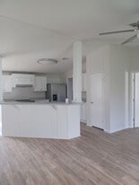 921 Elkport St in West Orange, TX - Building Photo