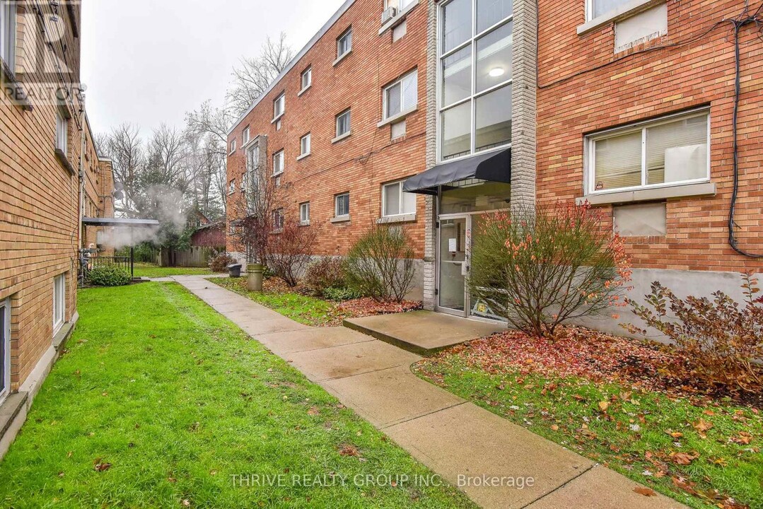 11-11 McClary Ave in London, ON - Building Photo