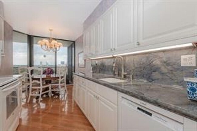 3598 Yacht Club Dr in Miami, FL - Building Photo - Building Photo