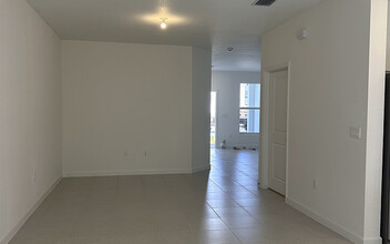 141 SW 184th Ave in Pembroke Pines, FL - Building Photo - Building Photo