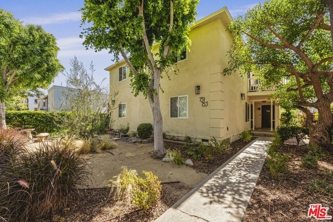 751 N Alfred St in Los Angeles, CA - Building Photo - Building Photo