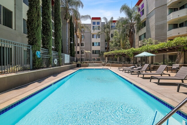 Belmont Station in Los Angeles, CA - Foto de edificio - Building Photo