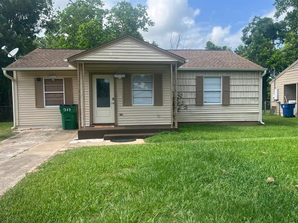 717 Lorrain St in Angleton, TX - Building Photo