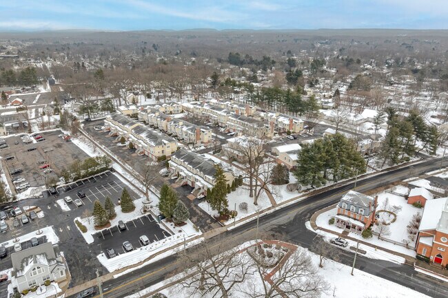 St. John's Common in North Haven, CT - Foto de edificio - Building Photo