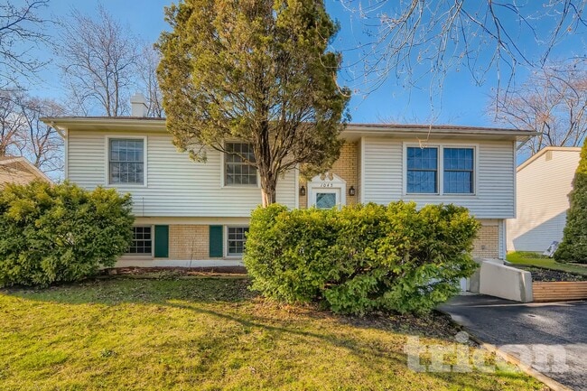 1045 Brush Hill Ln in Lake Zurich, IL - Foto de edificio - Building Photo