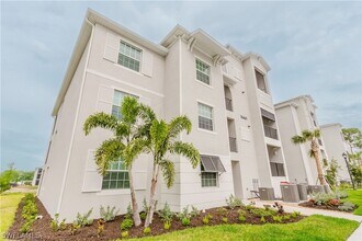 18461 Copperhead Dr, Unit 431 in Lehigh Acres, FL - Foto de edificio - Building Photo