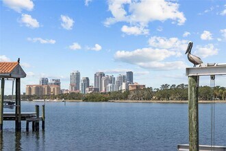 11 Brightwaters Cir NE in St. Petersburg, FL - Building Photo - Building Photo