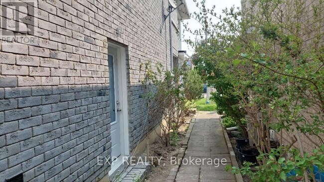 30 Deerwood Crescent in Richmond Hill, ON - Building Photo - Building Photo