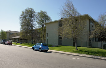 Yosemite Manor in Madera, CA - Building Photo - Building Photo