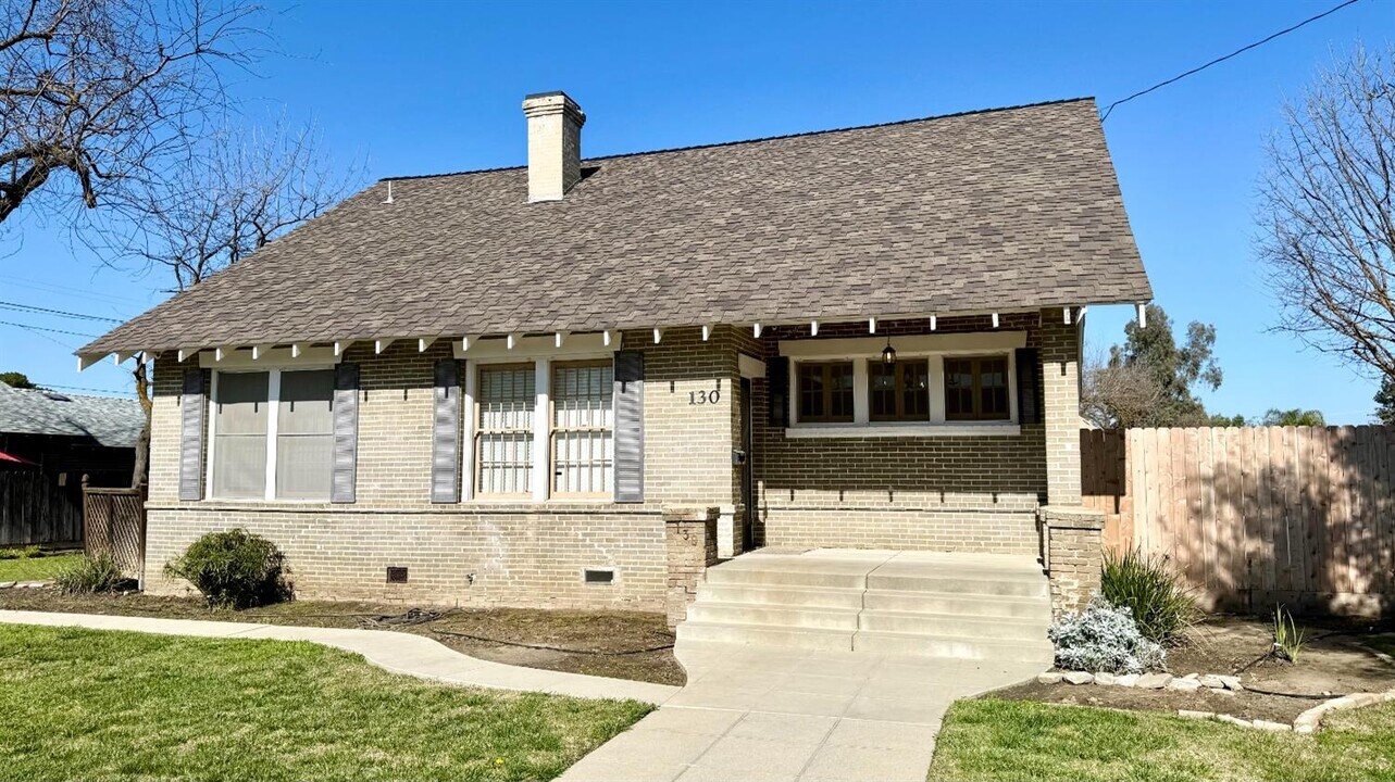 130 E Malone St in Hanford, CA - Building Photo