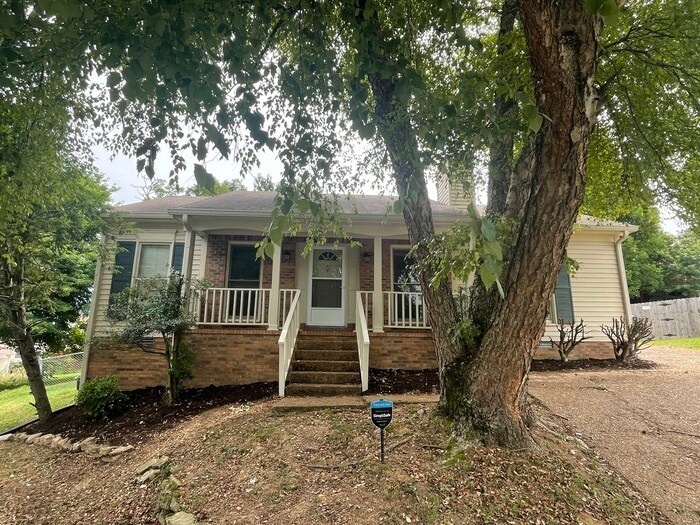 5500 Fairhaven Dr in Nashville, TN - Building Photo