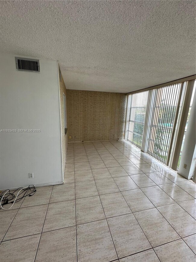 2101 Atlantic Shores Blvd in Hallandale Beach, FL - Building Photo - Building Photo