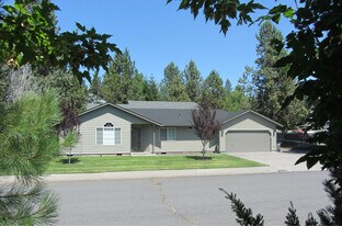 1636 SE Virginia Rd in Bend, OR - Building Photo