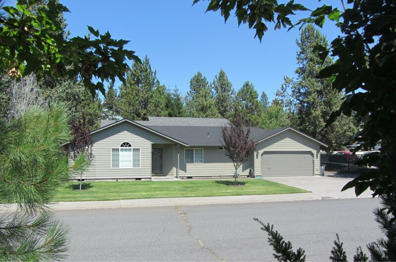 1636 SE Virginia Rd in Bend, OR - Foto de edificio