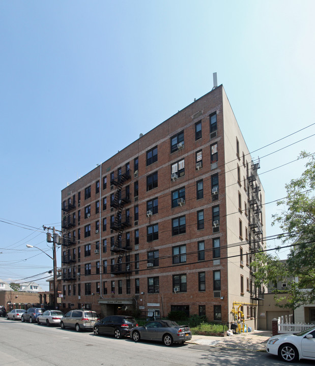 180 Beach 117th St in Rockaway Park, NY - Building Photo