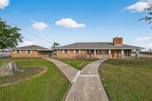 10645 Oak Brook Dr in Houston, TX - Building Photo