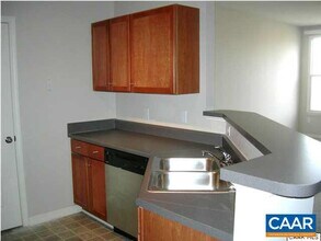 755 Walker Square in Charlottesville, VA - Foto de edificio - Building Photo