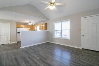 1808 Harbor Dr in Oak Grove, KY - Building Photo - Building Photo