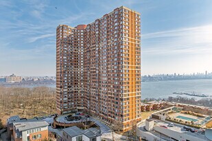 Palisades in Fort Lee, NJ - Building Photo