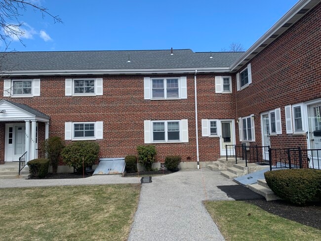 145 Emerson Gardens Rd, Unit 145 in Lexington, MA - Building Photo - Building Photo