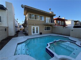 908 Vegas Valley Dr in Las Vegas, NV - Building Photo