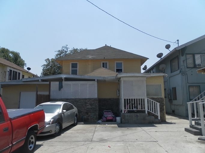 401-405 Park Front Walk in Los Angeles, CA - Building Photo