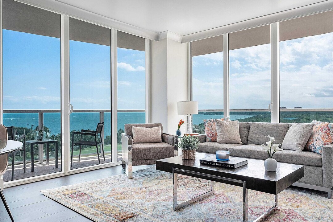 2889 McFarlane Rd in Miami, FL - Building Photo