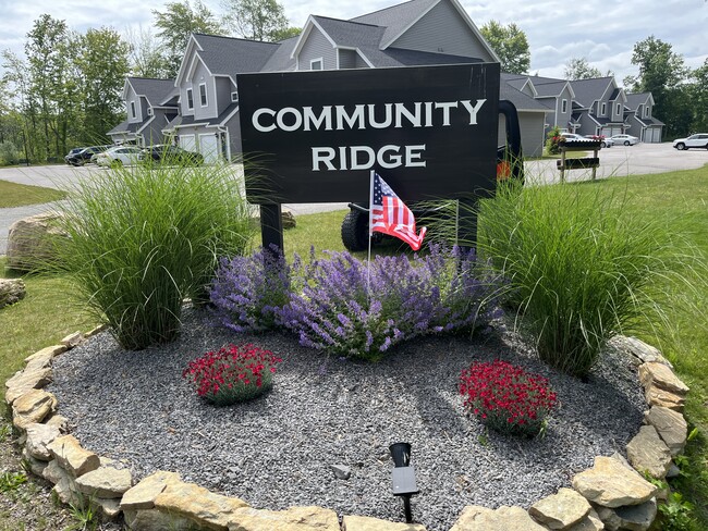 2104 Community Ln, Unit 3B in Ontario, NY - Foto de edificio - Building Photo