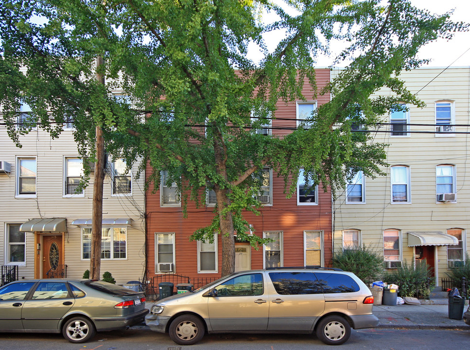 177 N 8th St in Brooklyn, NY - Building Photo