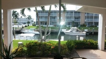 110 Shore Ct in North Palm Beach, FL - Building Photo