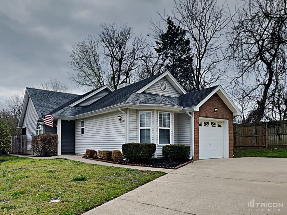 1211 Wembley Dr in Nashville, TN - Building Photo