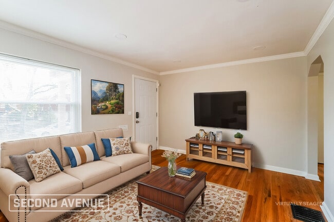 1136 S Lynnebrook Dr in Cincinnati, OH - Foto de edificio - Building Photo