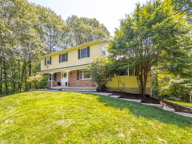 31 Carriage House Dr in Danbury, CT - Building Photo - Building Photo