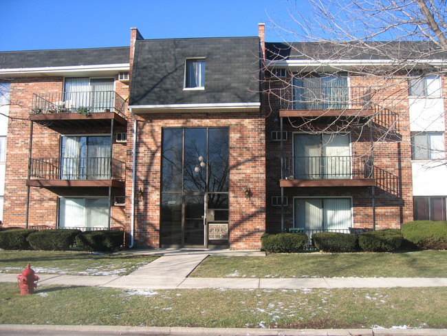 Mobile Avenue Apartments in Oak Lawn, IL - Building Photo - Building Photo